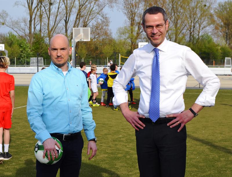 B&uuml;rgermeister und Sportdezernent Dr. Maximilian Ingenthron (r.) &uuml;bergab das Kunstrasenkleinfeld auf dem Sport- und Freizeitcampus gemeinsam mit Stefan Pfirmann, dem Leiter des Sachgebiets Sport beim st&auml;dtischen Amt f&uuml;r Schulen, Kultur und Sport, jetzt der