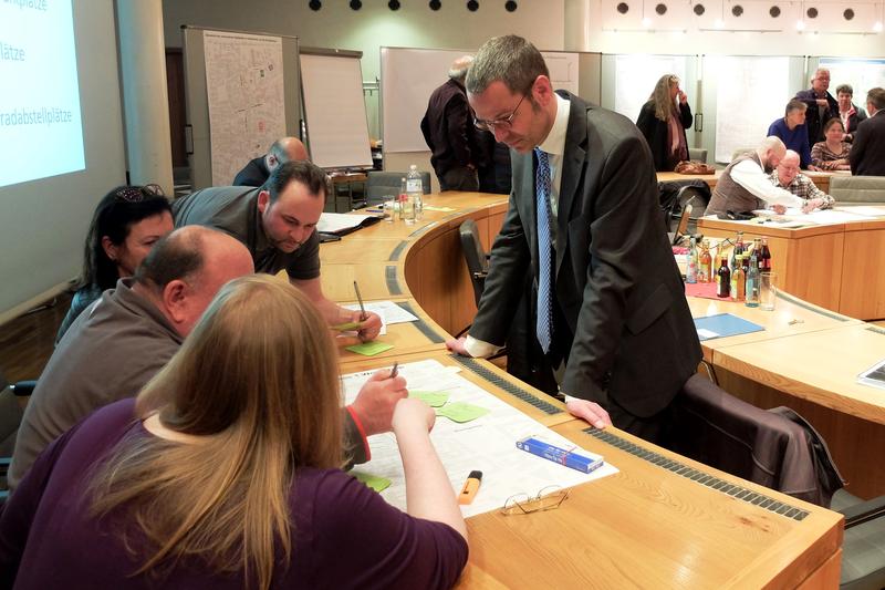 Rund 70 Teilnehmerinnen und Teilnehmer z&auml;hlte der zweite Workshop des gro&szlig; angelegten B&uuml;rgerbeteiligungsprozesses im Vorfeld des Ausbaus der K&ouml;nigstra&szlig;e. In Gruppen bearbeiteten die interessierten B&uuml;rgerinnen und B&uuml;rger die Themen &raquo;Parken&laquo; und &raquo;Gr&uuml;nfl&auml;che