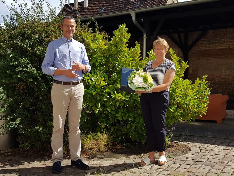 B&uuml;rgermeister Dr. Maximilian Ingenthron &uuml;berreicht VHS-Leiterin Sigrid Gensheimer ein Pr&auml;sent zum doppelten Jubil&auml;um. 