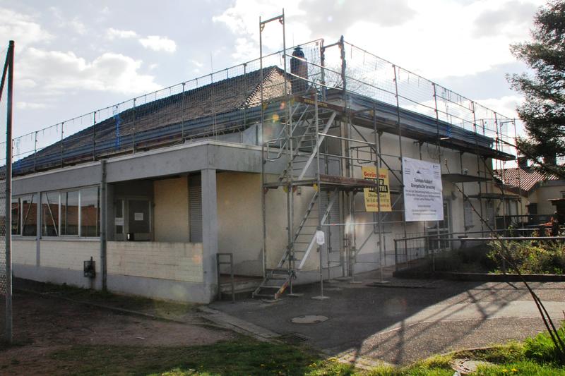 Nicht nur in den Schulen wird in den Osterferien flei&szlig;ig gewerkelt: Auch die energetische Dachsanierung der Turnhalle in Nu&szlig;dorf beginnt.