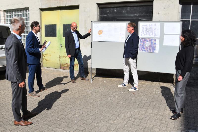 Vor-Ort-Termin in den Uferschen H&ouml;fen: Der st&auml;dtische Wirtschaftsf&ouml;rderer Martin Messemer, Oberb&uuml;rgermeister Thomas Hirsch, Bauamtsleiter Christoph Kamplade, Investor Peter Siebert und die zust&auml;ndige Mitarbeiterin beim Bauamt, Sylvia Schmidt-Sercander (v.