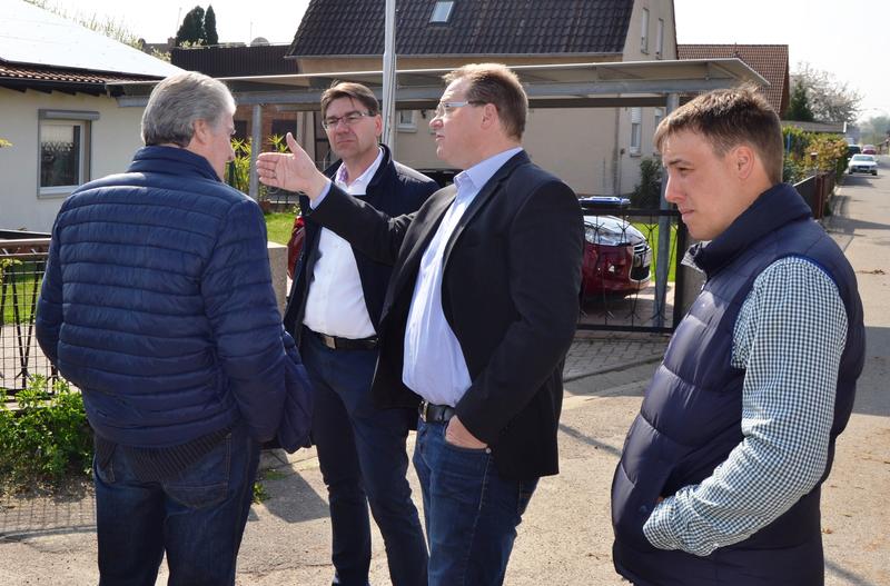 Gemeinsam mit Ortsvorsteher Dr. Thorsten S&ouml;gding (3.v.l.) sowie Mitgliedern des Ortsbeirates und des Stadtrates informierte sich Oberb&uuml;rgermeister Thomas Hirsch (2.v.l.) im Anschluss an seine Sprechstunde bei einem Rundgang &uuml;ber aktuelle Projekte in Nu&szlig;do