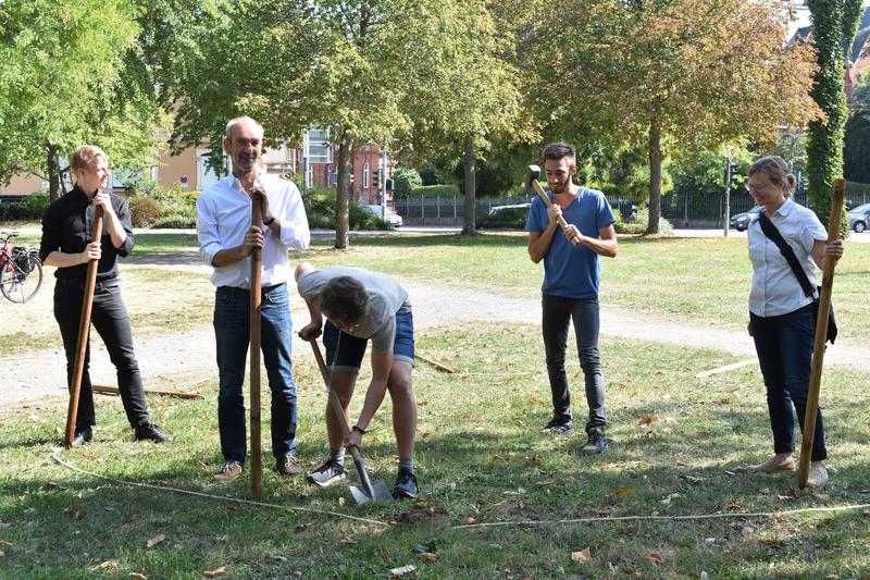 Es kann los gehen: Maximilian Funk (3.v.l.) und Matthias Meissner (2.v.r.) setzen im Beisein von Umweltdezernent Lukas Hartmann (links) den ersten Spatenstich f&uuml;r ihre Bl&uuml;hwiese im Savoyenpark. Begleitet wird das Projekt von Lehrer Harald Wernthaler (2.v.