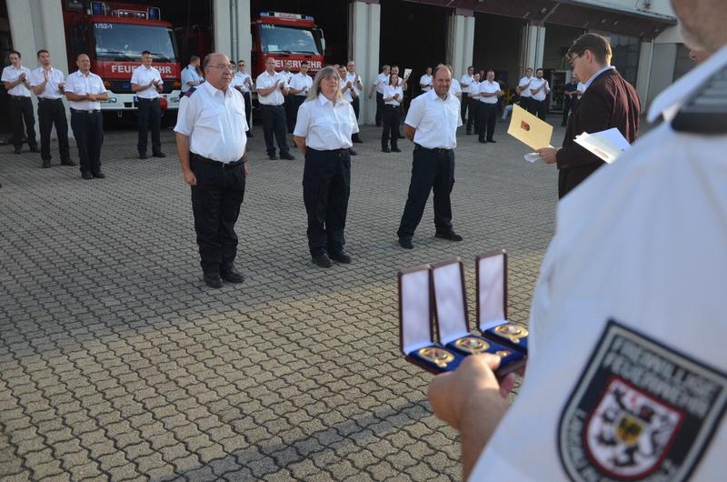 Ehre wem Ehre geb&uuml;hrt: Oberb&uuml;rgermeister Hirsch &uuml;berreicht langj&auml;hrigen Mitgliedern der Freiwilligen Feuerwehr Landau die Feuerwehrehrenzeichen des Landes Rheinland-Pfalz.