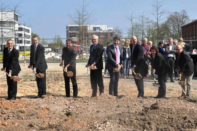 Ein Meilenstein f&uuml;r Stadt und Universit&auml;t auf dem Weg zum Campus S&uuml;d: Der symbolische erste Spatenstich f&uuml;r das Verwaltungsgeb&auml;ude der Uni auf dem Baufeld 18. 