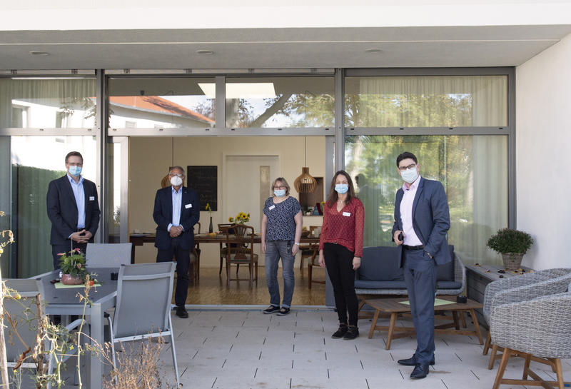 Dr. Dietmar Kauderer (Bevollm&auml;chtigter des Vorstands, Diakonissen Speyer), Dieter Lang (Gesch&auml;ftsf&uuml;hrer Diakonissen Bethesda Landau), Anke Ohlemann (Pflegedienstleitung Hospiz Bethesda Landau), Alice Ferlinz (Leitung Hospiz Bethesda Landau), Thomas Hirsch