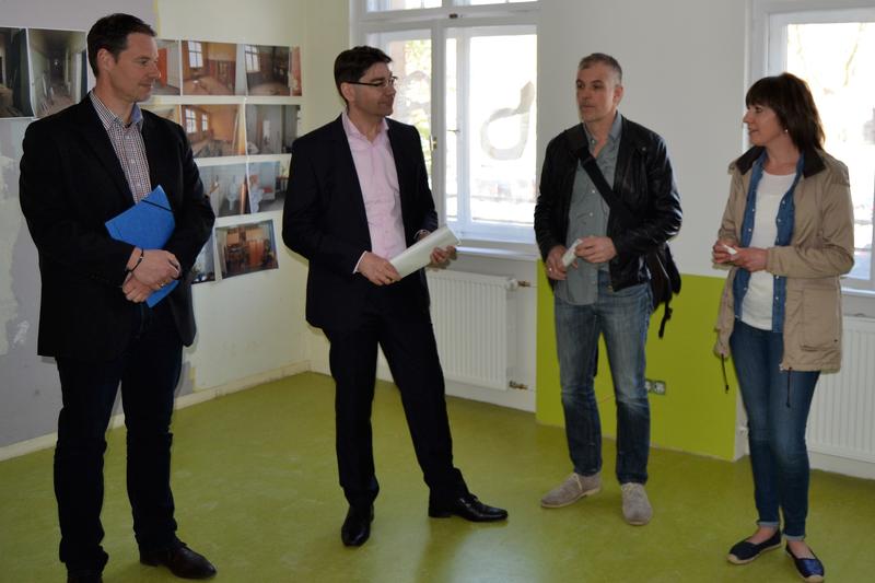 Freuen sich auf die neue kommunale Kita &raquo;Stadtpiraten&laquo;: Oberb&uuml;rgermeister Thomas Hirsch (2.v.l.), Michael G&ouml;tz, Leiter des st&auml;dtischen Geb&auml;udemanagements (l.), GML-Mitarbeiter Markus Baumg&auml;rtner und die designierte Kita-Leiterin Christina Nuber. 