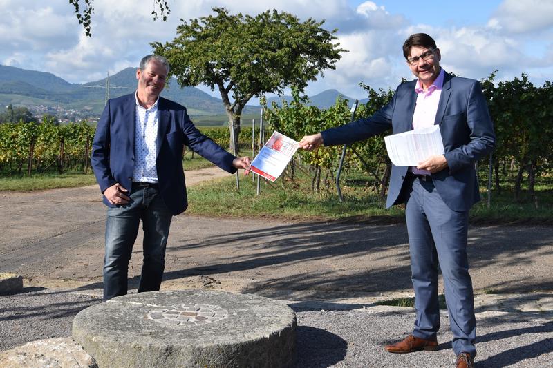 Neuer Treffpunkt in den Weinbergen: F&uuml;r das Mobiliar des neu angelegten Birkenbogenplatzes &uuml;berreichte Landaus OB Thomas Hirsch (r.) dem Godramsteiner Ortsvorsteher Michael Schreiner eine Spende aus Mitteln der Sparkassenstiftung in H&ouml;he von 2.000 Euro. 