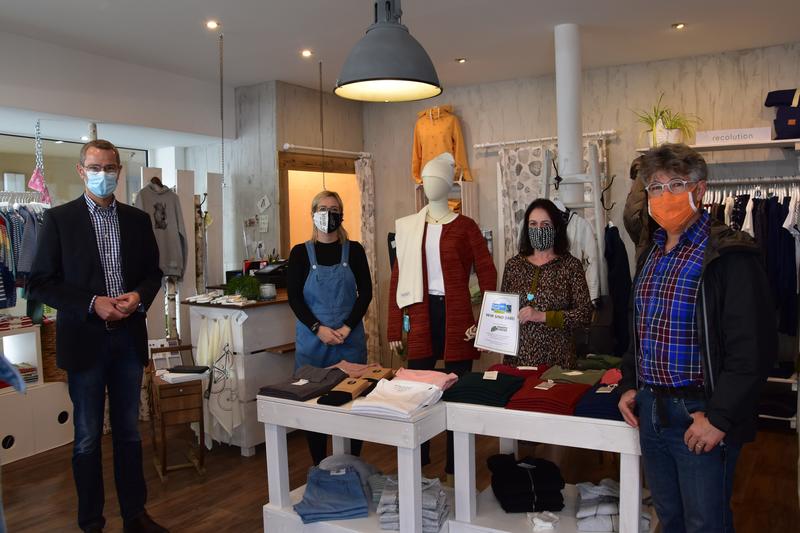 Freuen sich, dass Ethikette Landau nun zur Landauer Fairtrade-Familie geh&ouml;rt: B&uuml;rgermeister Dr. Maximilian Ingenthron, Ines Quandt, Regine Hackbarth und Pfarrer J&uuml;rgen Leonhard (v.l.n.r.). 