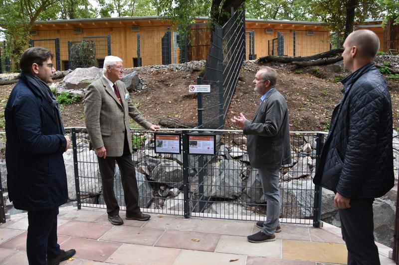 OB Thomas Hirsch, Freundeskreis-Vorsitzender Dr. Helmuth Back, Zoodirektor Dr. Jens-Ove Heckel und Zoodezernent Alexander Grassmann (v.l.n.r.) bei der offiziellen Einweihung der neuen Philippinenanlage im Zoo Landau.