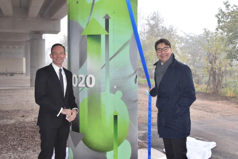 Oberb&uuml;rgermeister Thomas Hirsch (r.) und der rheinland-pf&auml;lzische Verkehrsminister Dr. Volker Wissing nahmen jetzt gemeinsam die offizielle Einweihung des n&ouml;rdlichen Teils der Horstbr&uuml;cke vor und enth&uuml;llten einen der neuen Br&uuml;ckenpfeiler, den k&uuml;nftig ein 