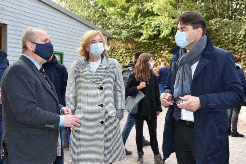 Hoher Besuch im Landauer Zoo: Oberb&uuml;rgermeister Thomas Hirsch (rechts) und Zoodirektor Dr. Jens-Ove Heckel (links) durften Bundeslandwirtschaftsministerin Julia Kl&ouml;ckner in der Sudpfalzmetropole begr&uuml;&szlig;en. 