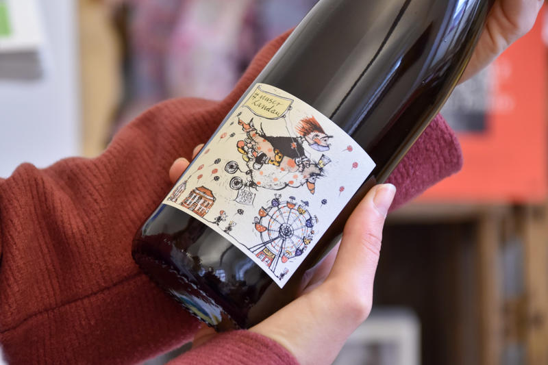 Wichtiger Bestandteil des #UnserLandau-Weinpakets: Eine Flasche Riesling trocken, Jahrgang 2019, des Nu&szlig;dorfer Weinguts Emil Bauer. Nat&uuml;rlich mit eigens von Xaver Mayer gestaltetem Etikett. 