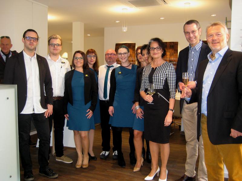 Das Augenoptik-Fachgesch&auml;ft Brillen Kuntz in der Landauer Marktstra&szlig;e feierte k&uuml;rzlich Neuer&ouml;ffnung nach umfangreichem Umbau. B&uuml;rgermeister Dr. Maximilian Ingenthron (2.v.r.) geh&ouml;rte zu den Gratulanten