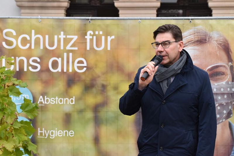 Die Stadt Landau mit OB Thomas Hirsch wirbt f&uuml;r die Einhaltung der AHA+L-Formel.