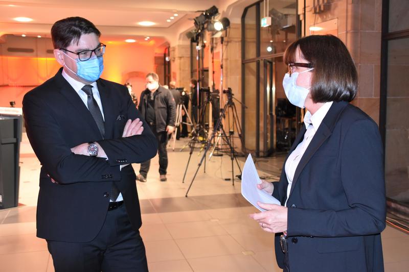 Wenn sich alle an die geltenden Schutzregeln wie das Tragen einer Maske halten, kommen wir weiter gut durch die Pandemie - hier OB Thomas Hirsch und Stadtarchivarin Christine Kohl-Langer bei der Gurs-Gedenkveranstaltung am 22. Oktober. 