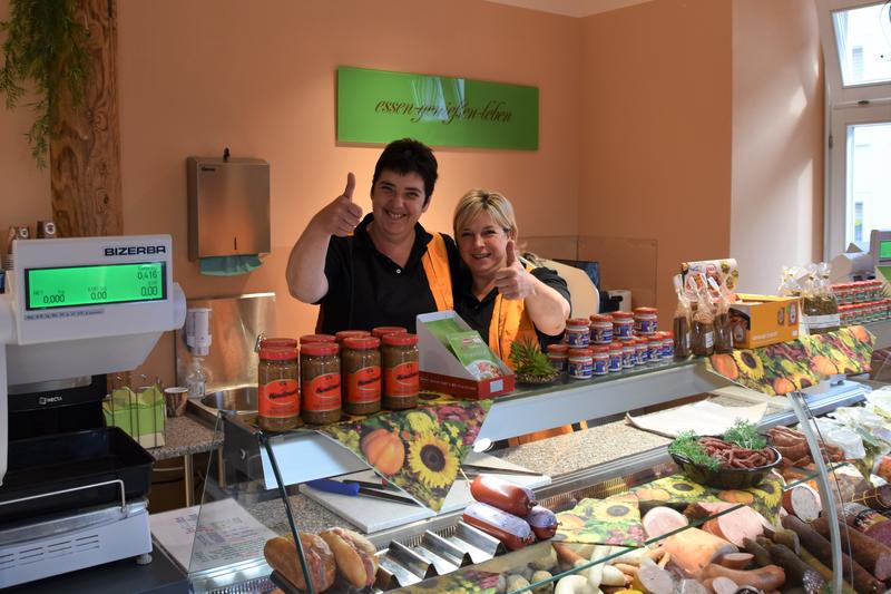 Anja Klett (l.) und Diana Soria (r.) haben jetzt gemeinsam den Dorfladen &raquo;Esslust&laquo; im Landauer Stadtdorf Nu&szlig;dorf er&ouml;ffnet.