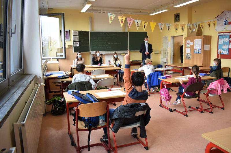B&uuml;rgermeister Dr. Maximilian Ingenthron erkundigt sich bei den Drittkl&auml;sslerinnen und -kl&auml;sslern, was sie in der Herbstschule gelernt haben. 