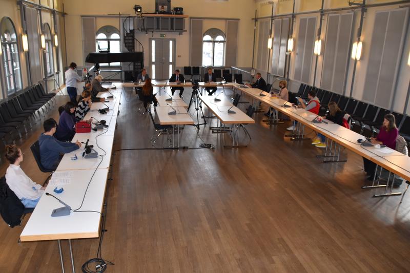 Die Pressekonferenz zur Vorstellung der s&uuml;dpf&auml;lzischen Corona-Allgemeinverf&uuml;gungen stie&szlig; auf gro&szlig;es Medieninteresse. 
