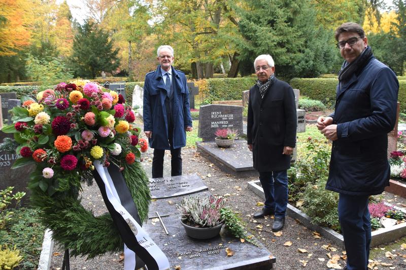 Zollten gemeinsam Walter Morio an dessen 100. Geburtstag Respekt: OB Thomas Hirsch (r.) und seine beiden Amtsvorg&auml;nger Dr. Christoph Wolff (M.) und Hans-Dieter Schlimmer. 