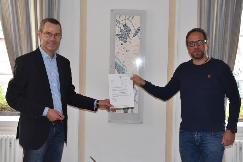 Daniel Sch&auml;fer (r.), hier mit B&uuml;rgermeister Dr. Maximilian Ingenthron, ist der neue Leiter der Betreuungsbeh&ouml;rde beim st&auml;dtischen Sozialamt. 