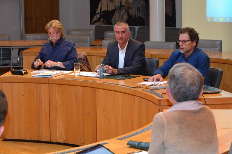 Beigeordneter und Umweltdezernent Rudi Klemm (M.)  und Markus Abel (r.), Leiter des st&auml;dtischen Umweltamts, stellten in der j&uuml;ngsten Sitzung des Umweltausschusses die Vorgehensweise bei der geplanten Erstellung eines neuen Klimaschutzkonzeptes f&uuml;r die Sta