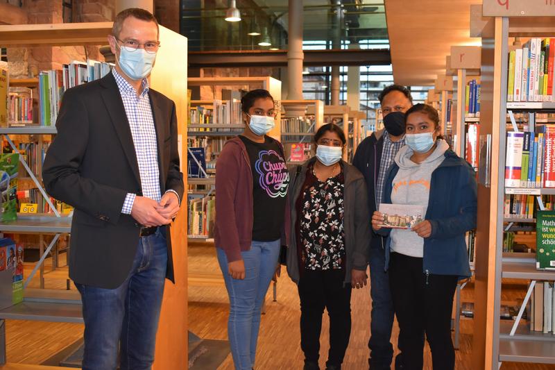 Der Hauptgewinn des diesj&auml;hrigen Lesesommers Rheinland-Pfalz geht an die Landauerin Tharsika Mageswaran (rechts). B&uuml;rgermeister Dr. Maximilian Ingenthron (links) &uuml;berreichte ihr den Gutschein f&uuml;r einen Abenteuer-Aufenthalt im Europa-Park in Rust.