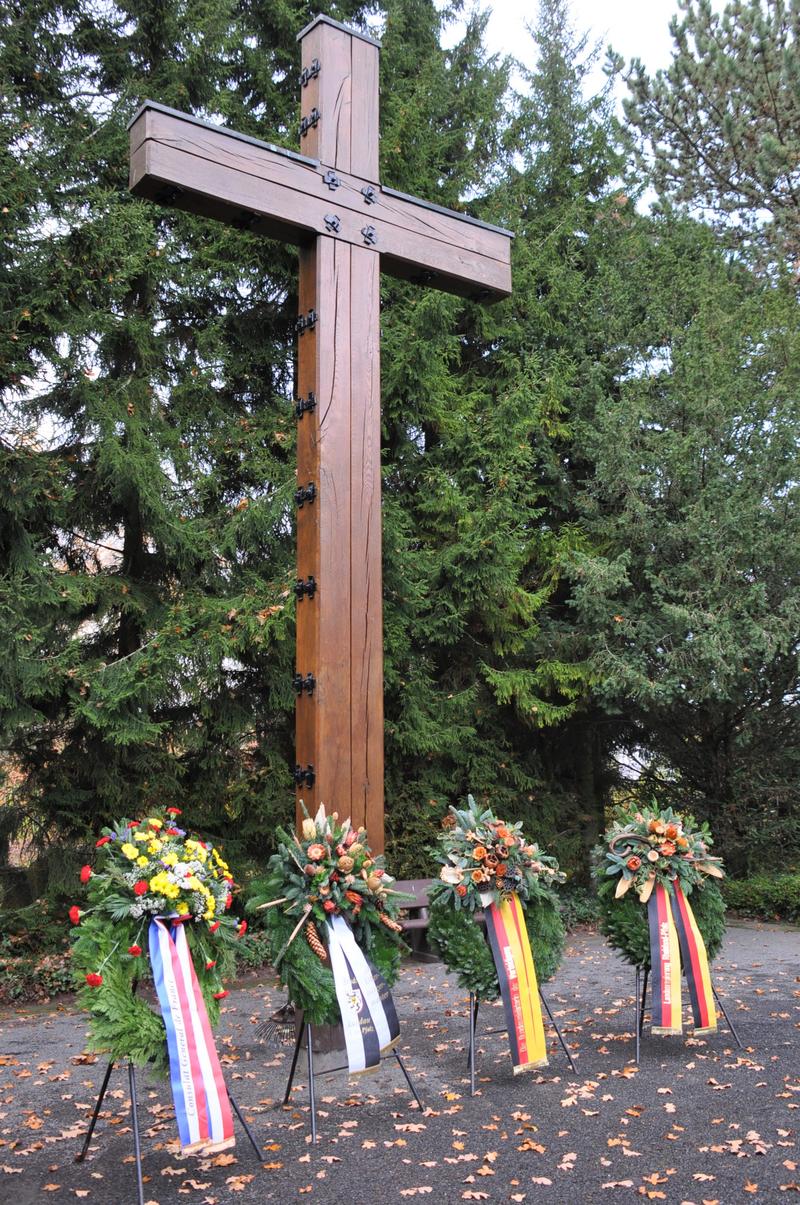 Zentrale Gedenkfeiern wird es in diesem Jahr am Volkstrauertag nicht geben. OB Hirsch legt aber als offiziellen Akt am Hochkreuz auf dem Hauptfriedhof einen Kranz nieder.
