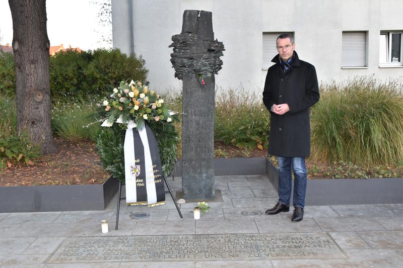 Zum Gedenken an die Opfer der Novemberpogrome hat B&uuml;rgermeister Dr. Maximilian Ingenthron im Namen des Stadtvorstands einen Kranz am Synagogenmahnmal niedergelegt. 