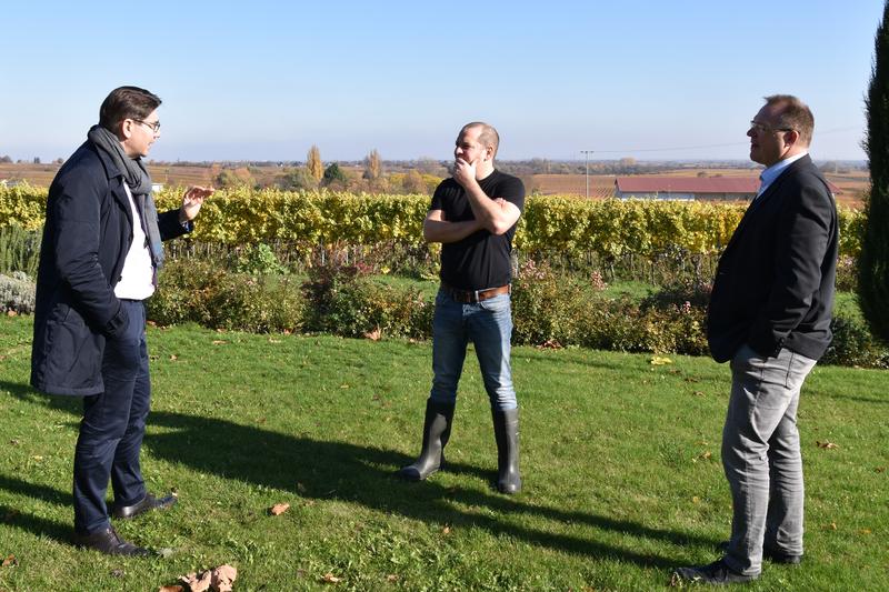 OB Thomas Hirsch (l.) und Ortsvorsteher Dr. Thorsten S&ouml;gding (r.) im Gespr&auml;ch mit Thomas Pfaffmann vom Nu&szlig;dorfer WEIN.GUT.PAN. 