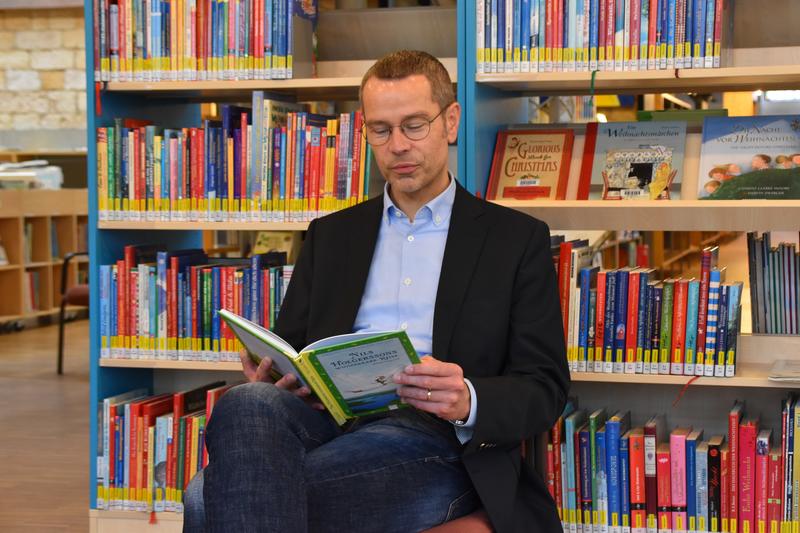 Zum bundesweiten Vorlesetag hat B&uuml;rgermeister Dr. Maximilian Ingenthron aus Selma Lagerl&ouml;fs &raquo;Nils Holgerssons wunderbare Reise&laquo;  vorgelesen. 