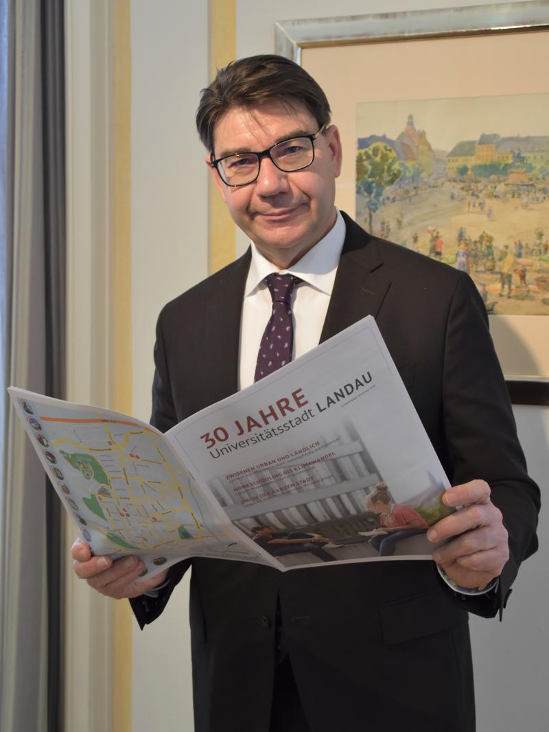 30 Jahre Universit&auml;tsstandort Landau: OB Thomas Hirsch freut sich &uuml;ber die gemeinsame Publikation von Stadt und Uni, die als Sonderbeilage in der Tageszeitung &raquo;DIE RHEINPFALZ&laquo; und auf deren Webseite zu finden ist. 