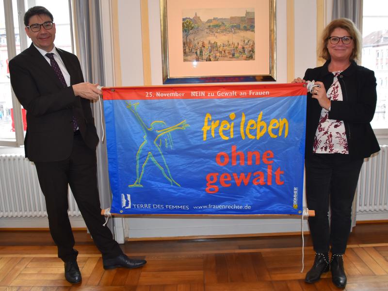 OB Thomas Hirsch und Gleichstellungsbeauftragte Evi Julier mit dem Banner der Frauenrechtsorganisation Terre des Femmes. 
