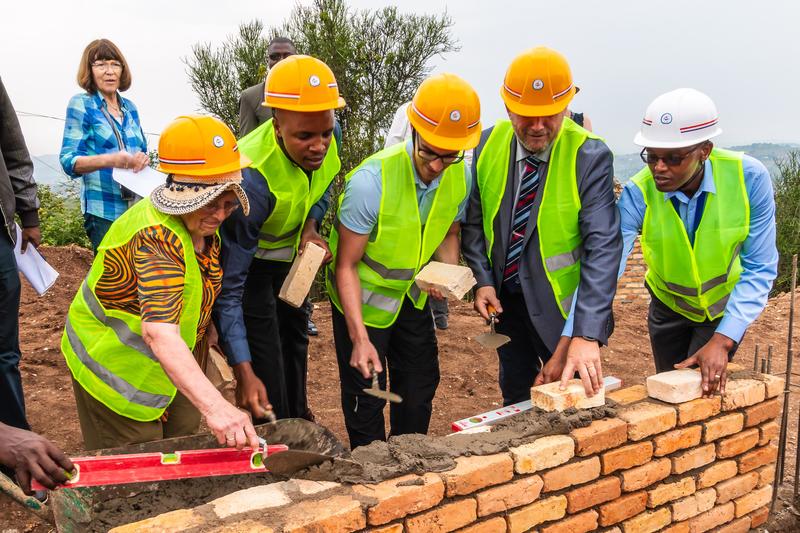 Gemeinsam anpacken: Alle Projekte in Ruhango, wie hier der Bau eines Schulschlafsaals, werden gemeinsam von Deutschen und Ruandern entwickelt.