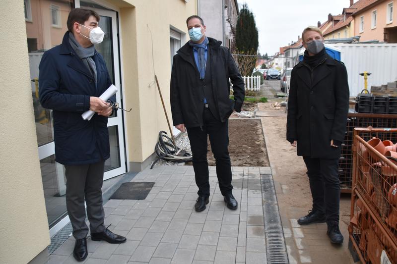 Freuen sich &uuml;ber die gelungene Nachverdichtung im Landauer Guldengewann: OB Thomas Hirsch, GML-Werkleiter Michael G&ouml;tz und GML-Dezernent Lukas Hartmann (v.l.n.r.). 