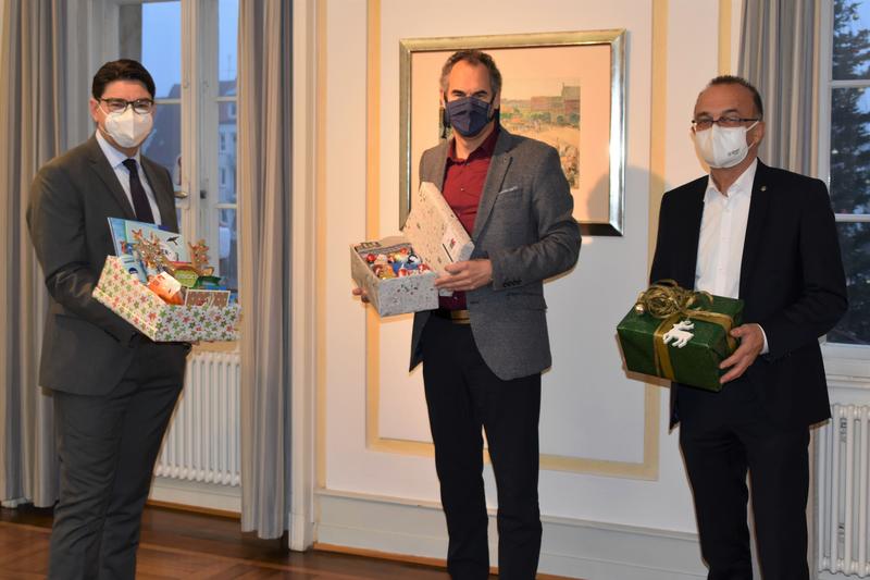 Unterst&uuml;tzen die Aktion &raquo;Weihnachtsp&auml;ckchenkonvoi&laquo; mit eigenen Paketen und einer Spende von 1.500 Euro (v.l.n.r.): Oberb&uuml;rgermeister Thomas Hirsch, Landrat Dietmar Seefeldt und Landrat Dr. Fritz Brechtel. 