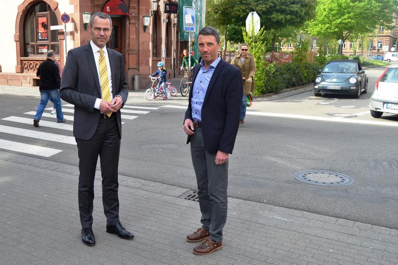 Die Ecke Kramstra&szlig;e/Marktstra&szlig;e ist ein Knotenpunkt, an dem die verschiedenen Verkehrsteilnehmerinnen und -teilnehmer h&auml;ufig aufeinandertreffen und der mehrfach bei den Verbesserungsvorschl&auml;gen auftaucht, die B&uuml;rgerinnen und B&uuml;rger auf www.landau-vernetzt