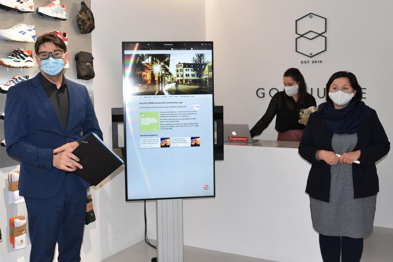 OB Thomas Hirsch gemeinsam mit Lisa Kunzmann und Andrea Bindrich (r.) vom Stadtmarketing bei der Vorstellung der neuen unserlandau.app im Goldjunge-Store in der Landauer Innenstadt. 