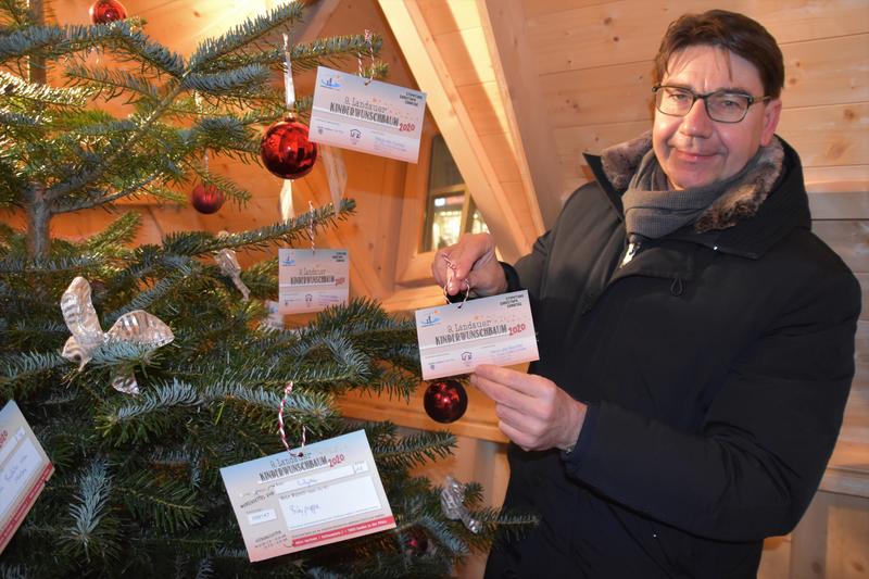 Auch in diesem besonderen Jahr bittet OB Hirsch die B&uuml;rgerinnen und B&uuml;rger, sich an der Aktion Kinderwunschbaum zu beteiligen.