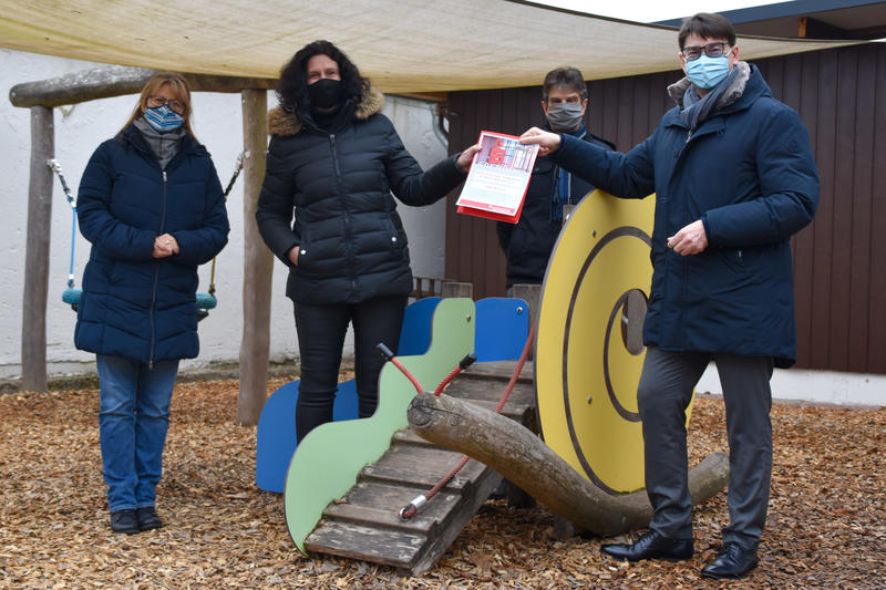 OB Thomas Hirsch (r.) gemeinsam mit Ortsvorsteher Joachim Arbogast (2.v.r.), der Leiterin der Kita St. Martin, Ute Frey (l.), und der Vorsitzenden des F&ouml;rdervereins, Ulrike Burkhart (2.v.l.).
