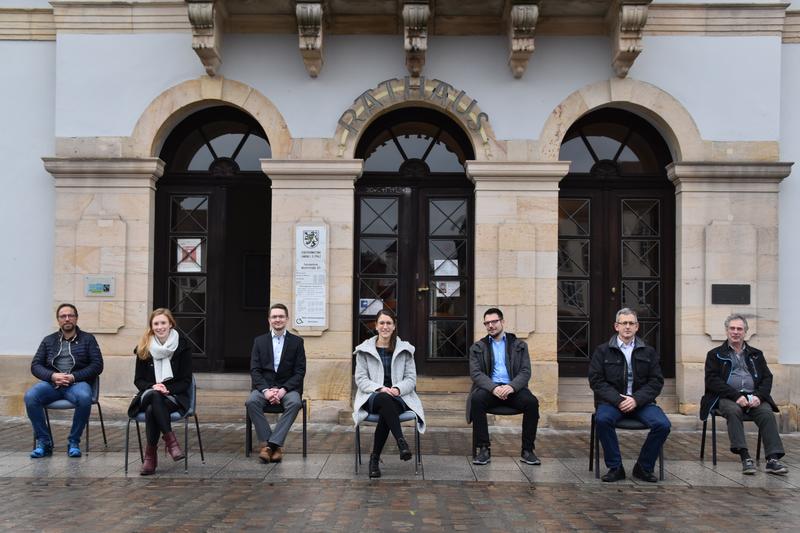 St&uuml;hler&uuml;cken im Landauer Rathaus: Daniel Sch&auml;fer, Anna-Maria Argus, Thorsten Hartmann, Jana Reiland, Christopher Schmidt, Matthias Doll und Martin Wittmann (v.l.n.r.) freuen sich auf ihre neuen Aufgaben 