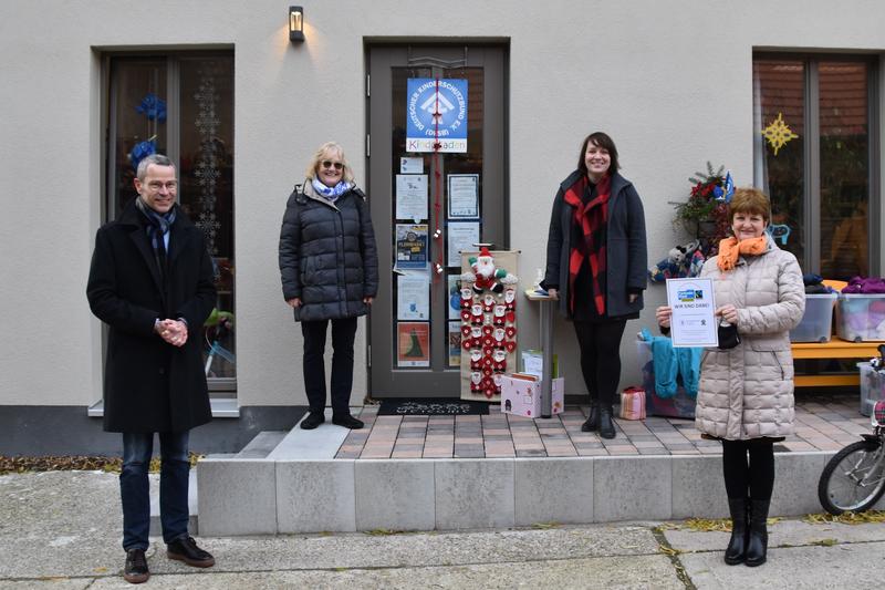 &raquo;Wir sind dabei!&laquo; -  unter diesem Motto erhielt der Kinderschutzbund, vertreten durch Christin Arto (hinten rechts) und Christine Heeger-Roos (vorne rechts), vor dem Kinderladen-Flohmarkt die 30. Fairtrade-Partnerschafts-Urkunde von B&uuml;rgermeister Dr. Maxi