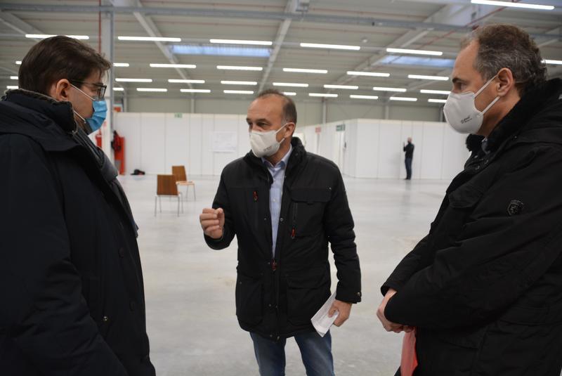 OB Thomas Hirsch, Landrat Dr. Fritz Brechtel und Landrat Dietmar Seefeldt (v.l.n.r.) - hier beim Vor-Ort-Termin im neuen Impfzentrum in W&ouml;rth - haben Stellung zu den heute gefassten Bund-L&auml;nder-Beschl&uuml;ssen bezogen. 