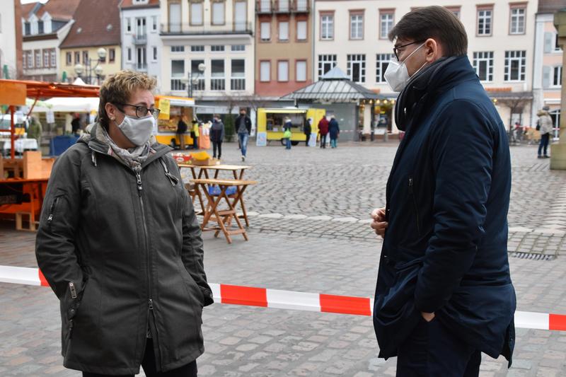 Marktmeisterin Sonja Brunner-Hagedorn und OB Thomas Hirsch beim Vor-Ort-Termin auf dem Winterwochenmarkt. 