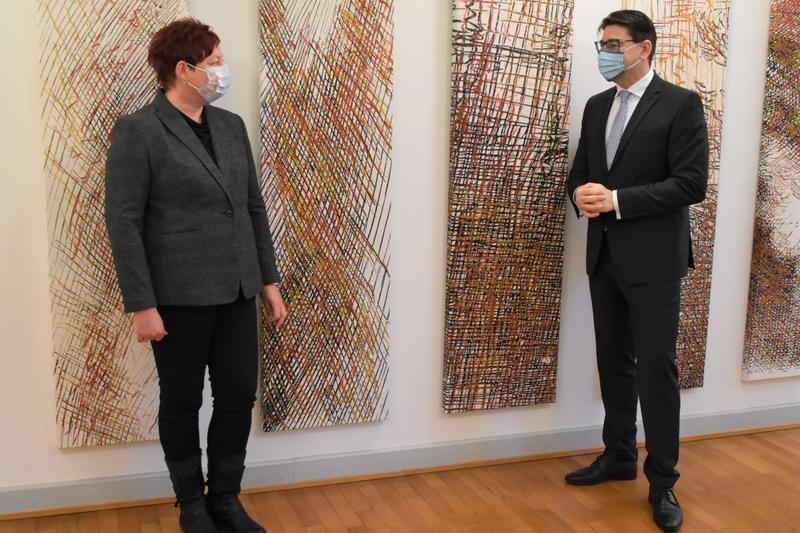OB Hirsch nutzte den Antrittsbesuch der neuen Gesch&auml;ftsf&uuml;hrerin des DRK-Kreisverbands Landau Martina Bo&szlig;mann um dem Kreisverband f&uuml;r seinen Einsatz in diesem besonderen Jahr zu danken. 
