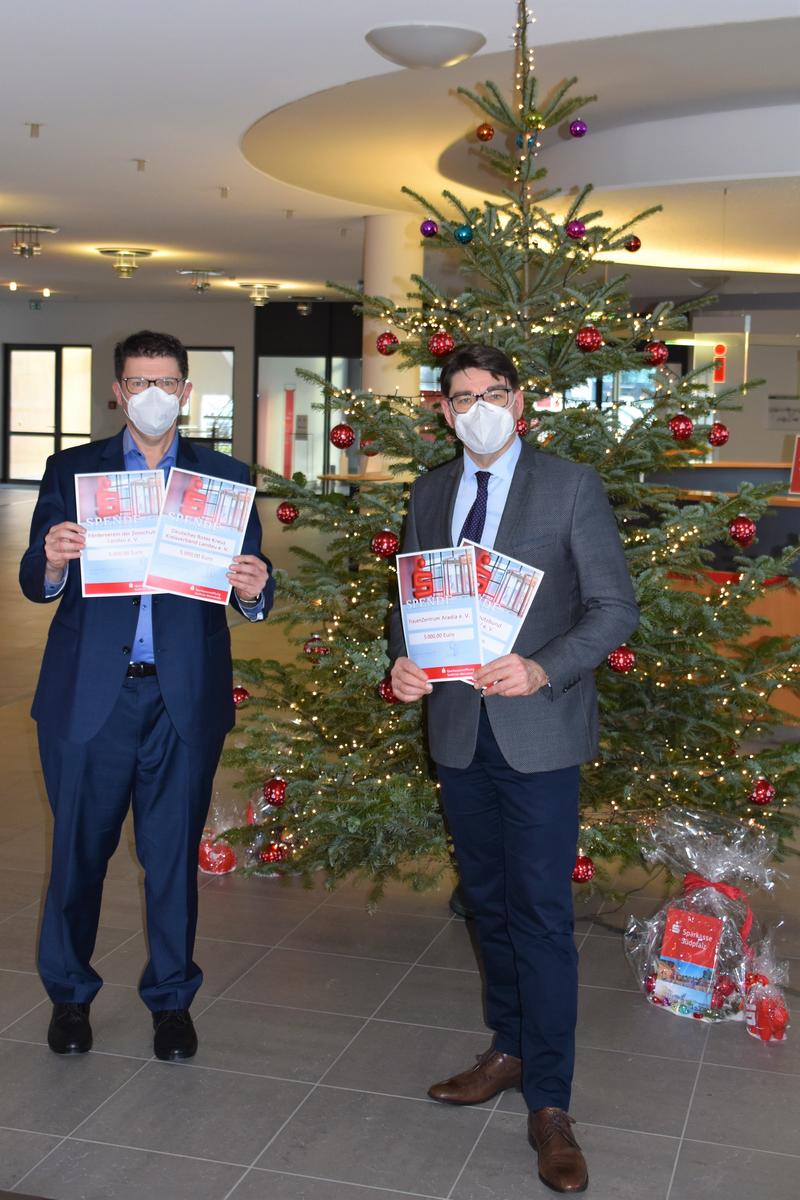 Sch&ouml;ne Bescherung: Oberb&uuml;rgermeister Thomas Hirsch (rechts) und Bernd Jung, Vorstandsvorsitzender der Sparkasse, bei der symbolischen &raquo;Spendenbescherung&laquo;. 