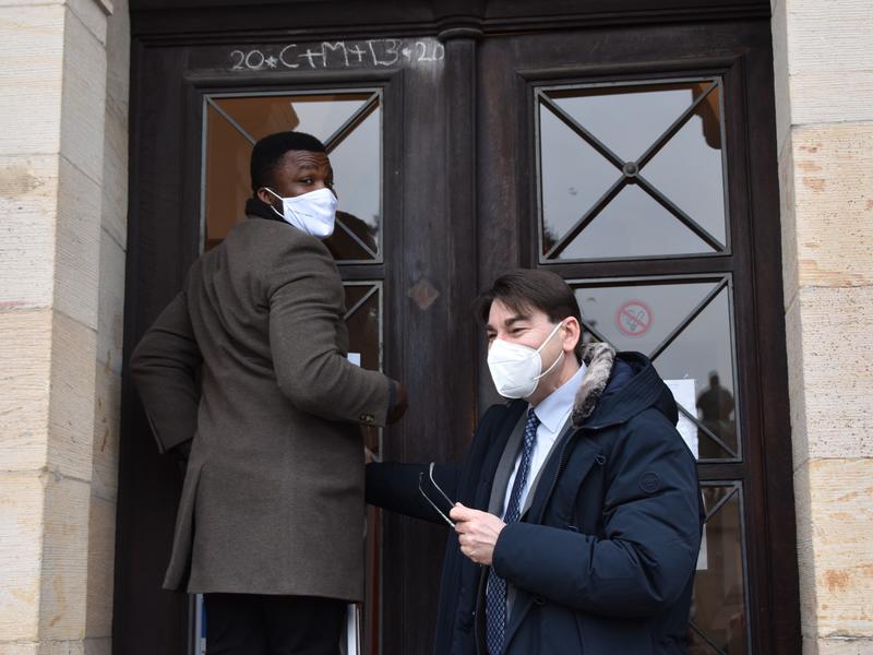 Christus segne dieses Haus: Pater Princewill Okeke bringt den Segensgru&szlig; &raquo;20*C+M+B*21&laquo; am Rathaus an. 