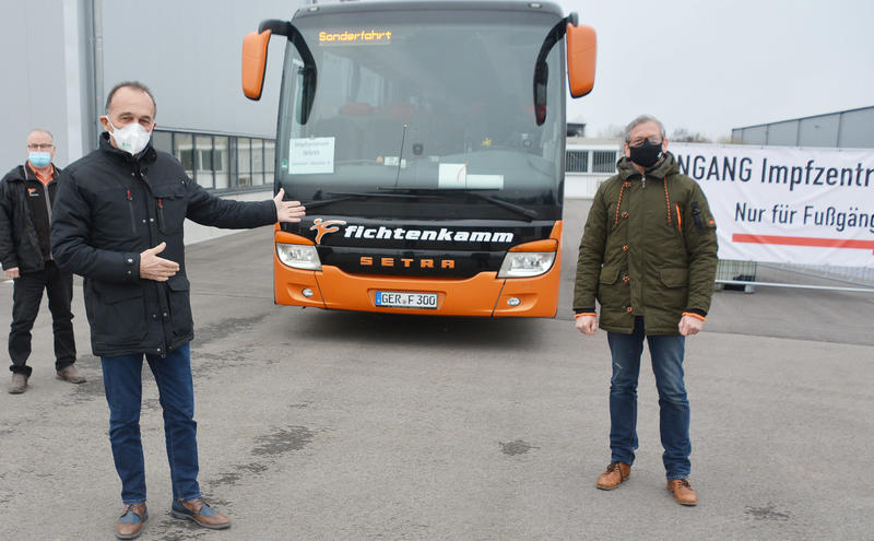 Busfahrer G&uuml;nter B&uuml;gel, Landrat Dr. Fritz Brechtel sowie der Inhaber des gleichnamigen Busunternehmens, Tobias Fichtenkamm. 