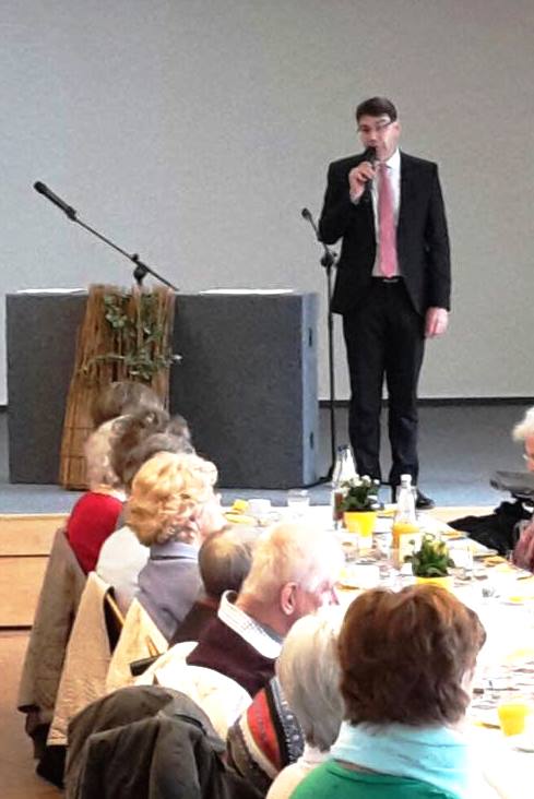 Oberb&uuml;rgermeister Thomas Hirsch begr&uuml;&szlig;te die G&auml;ste des Seniorennachmittags des Lions-Clubs Landau im Gemeindehaus am Stiftsplatz. 