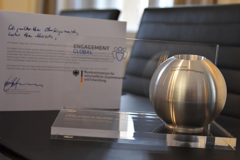 Der zun&auml;chst online verliehene Nachhaltigkeitspreis ist jetzt in Form einer Preiskugel im Landauer Rathaus angekommen, wo er k&uuml;nftig einen Ehrenplatz erhalten wird. 